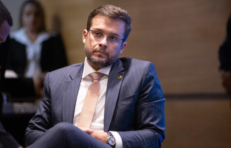 Anatel revoga aval à entrada da Plintron no controle da Surf