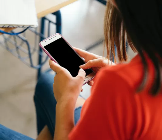 TIC Educação: metade das escolas não deixa aluno entrar com celular